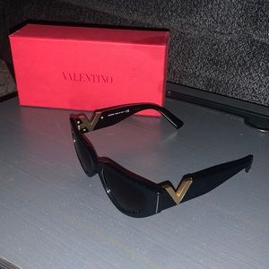 Valentino Sunnies (Authentic) 🕶